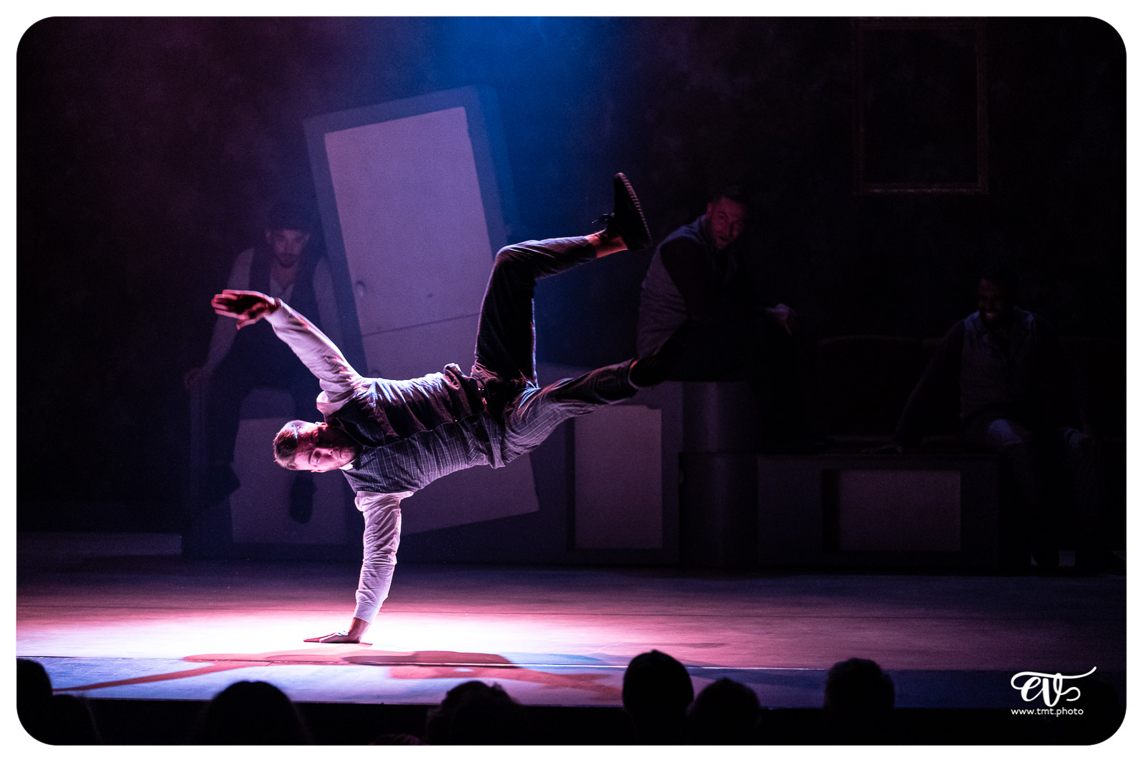 SUR LE FIL (CIE PYRAMID)